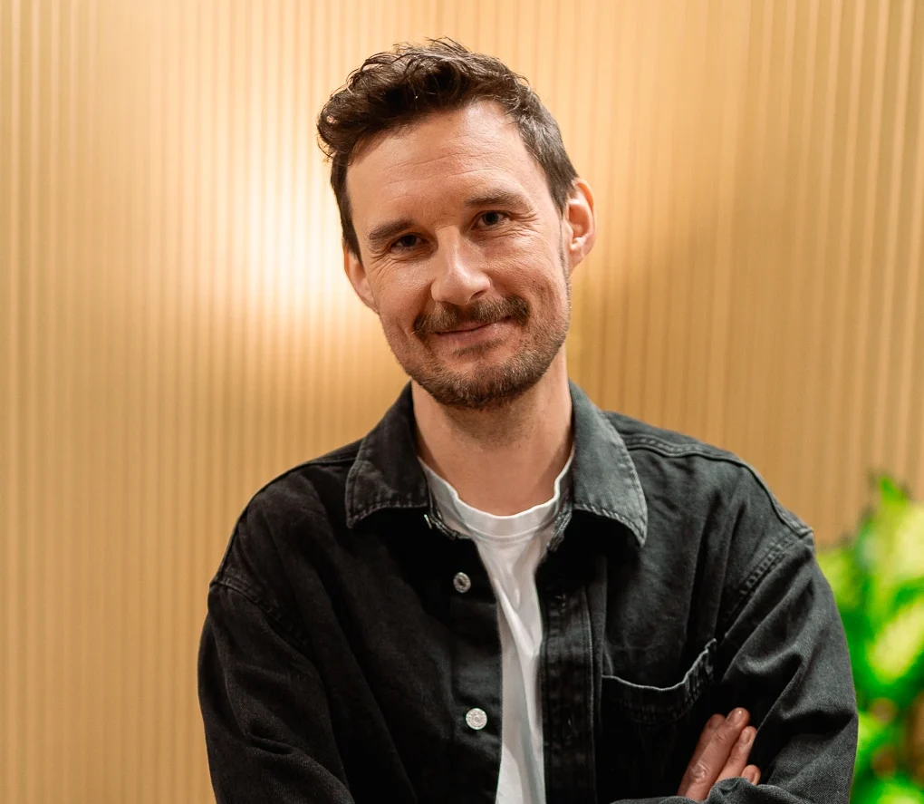 DJ Ralph für Interview vor Lounge Hintergrund