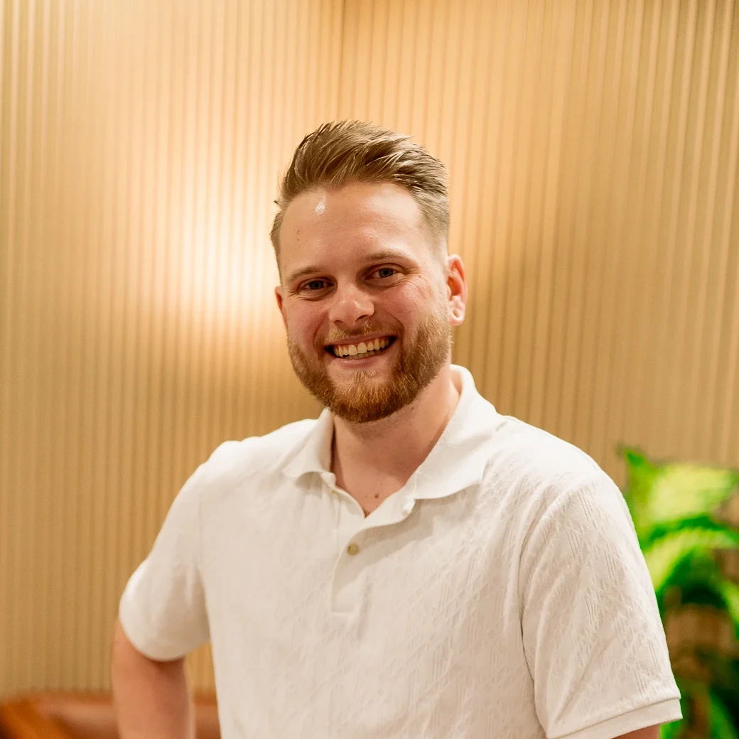 DJ Niklas in privaten Klamotten vor der Loungewand