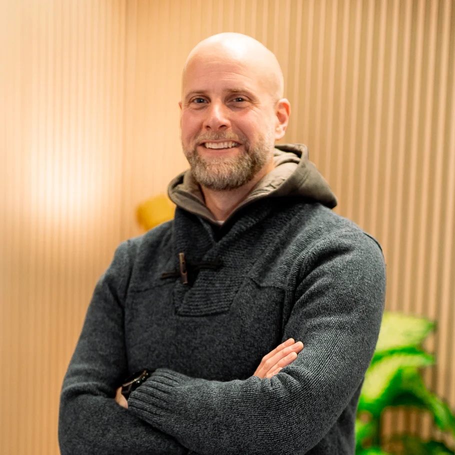 DJ Markus Bogi vor loungigem Hintergrund in privaten Klamotte