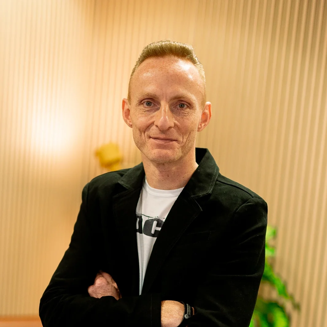 DJ Tom vor loungiger Wand für Interview