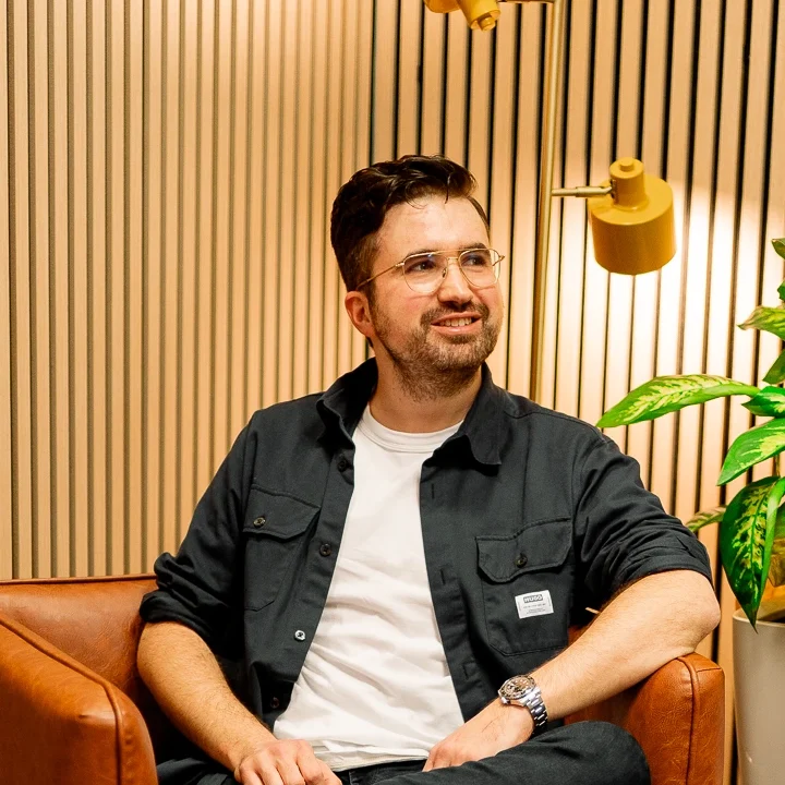 DJ Lucas in privaten Klamotten aus Sessel