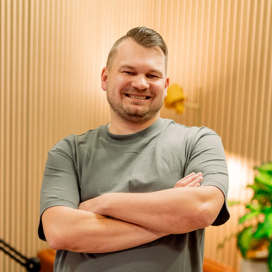 DJ Tomasz vor loungigem Grund