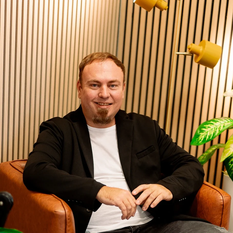 DJ Hannes in privatem Klamotten vor Loungehintergrund
