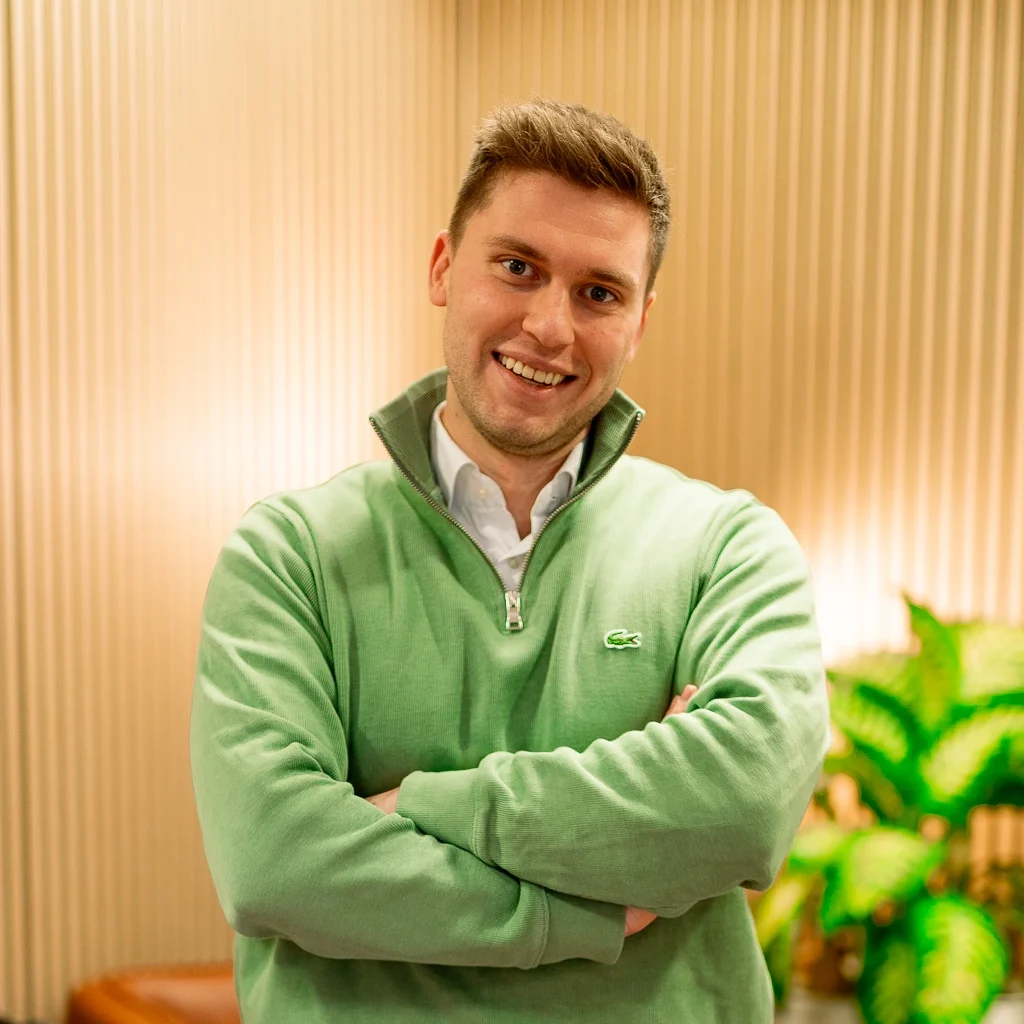 DJ Sam für Interview vor lounge Hintergrund