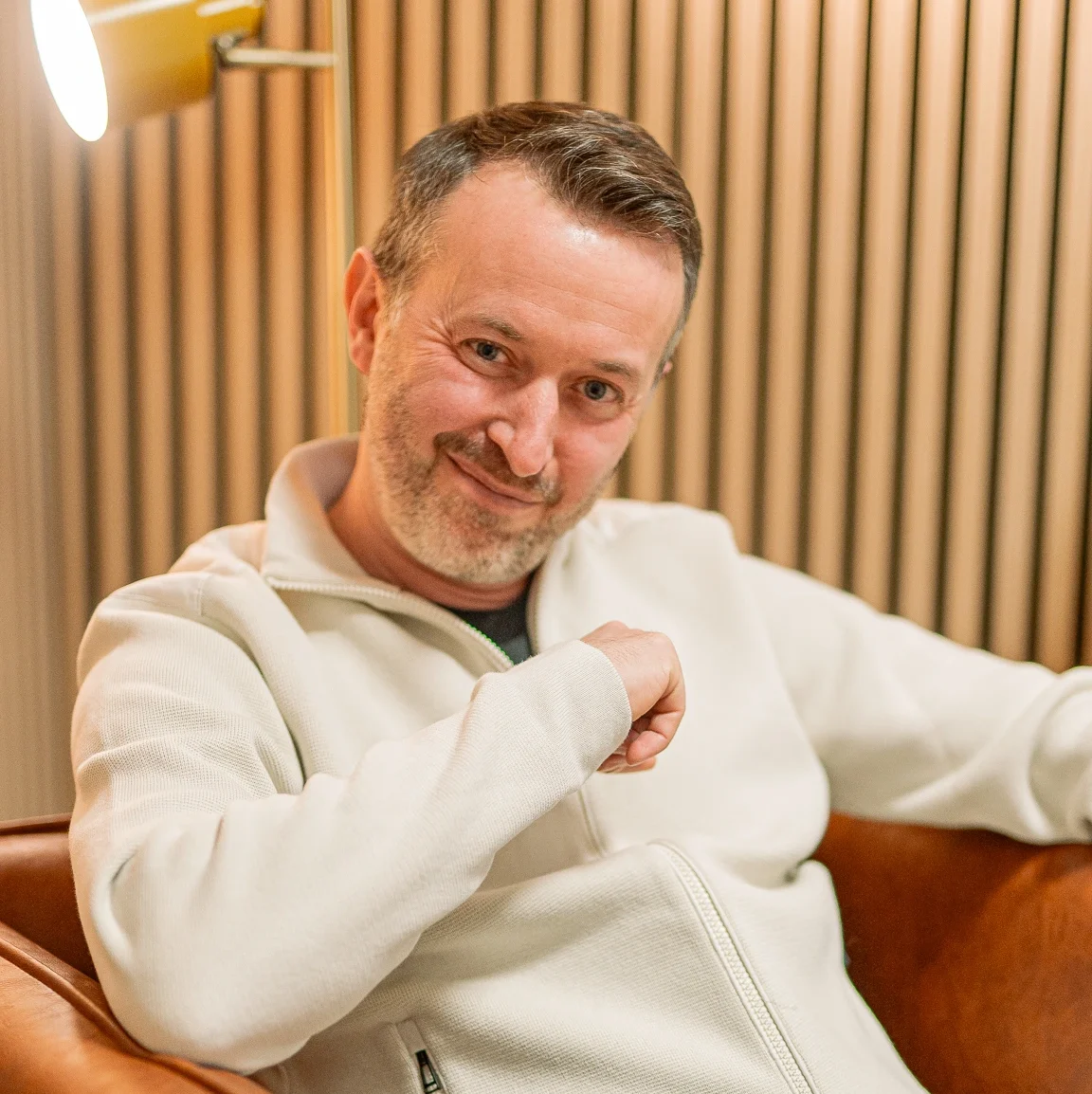DJ Michael in privaten Klamotten beim Interview