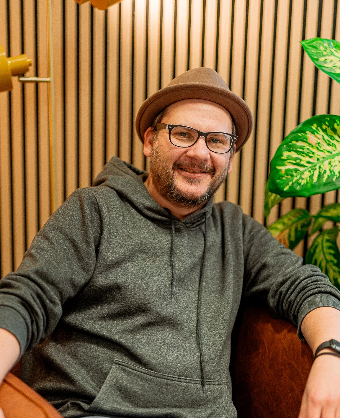 Portrait von DJ Basti vor Holzhintergrund