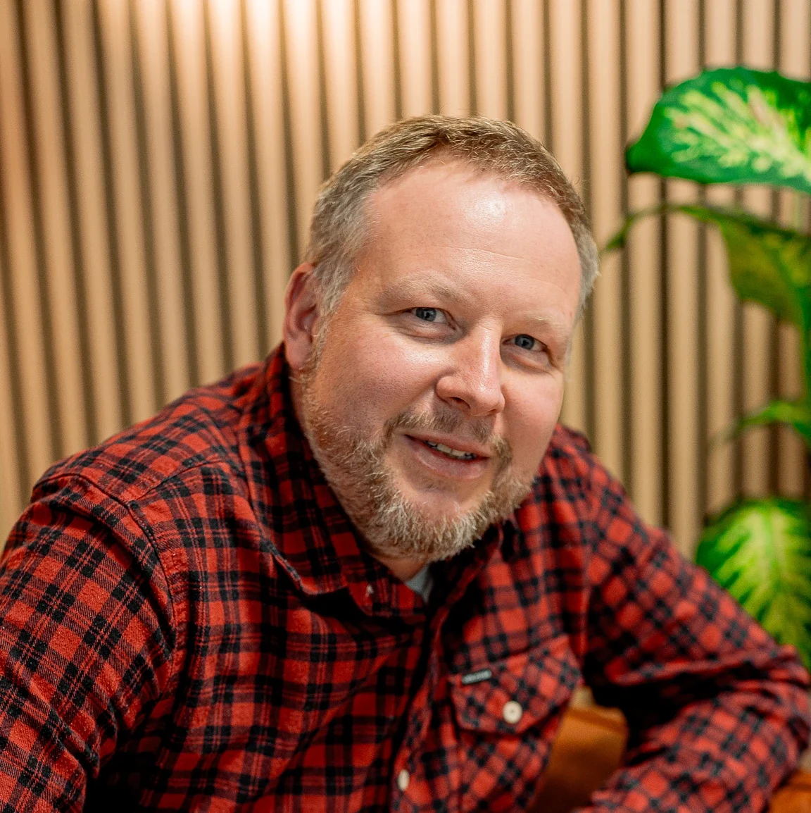 DJ Thomas lächelt in die Kamera