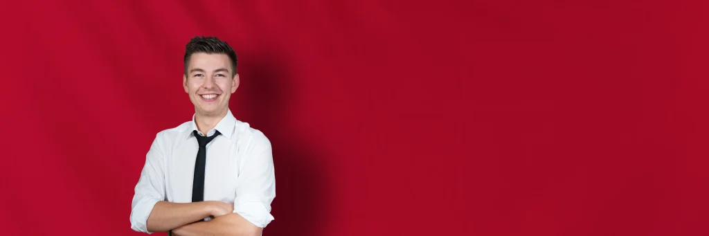 DJ Bernhard vor rotem Hintergrund