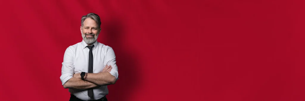 DJ Martin vor rotem Hintergrund