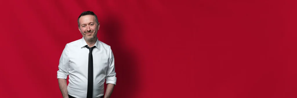 DJ Michael vor rotem Hintergrund