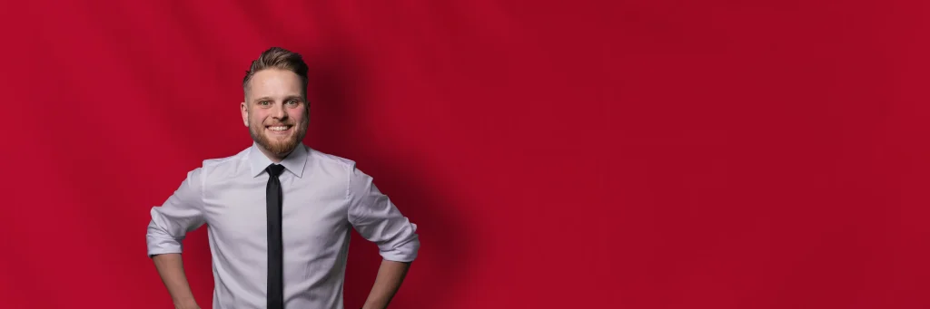 DJ Niklas vor rotem Hintergrund