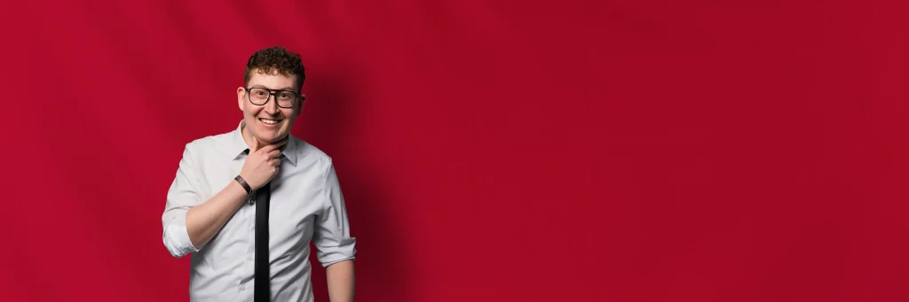 DJ Tobi vor rotem Hintergrund