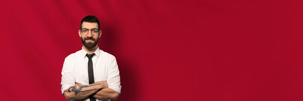 DJ Ümit türkischer DJ vor rotem Hintergrund