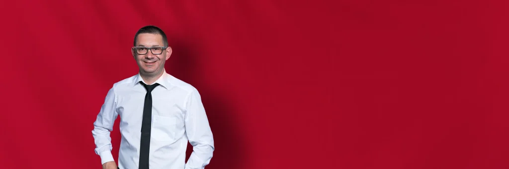 DJ Wolfgang vor rotem Hintegrund